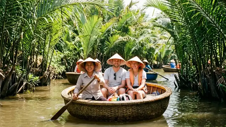 Những chiếc thuyền thúng được vẽ tranh bích họa trang trí rực rỡ sắc màu dọc bờ biển Tam Thanh