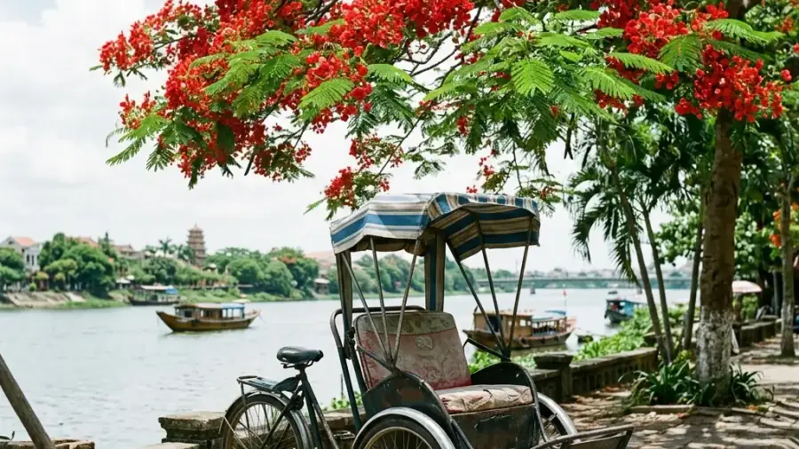 Góc check-in bên bức tường vàng đặc trưng của phố cổ Hội An với tà áo dài rực rỡ