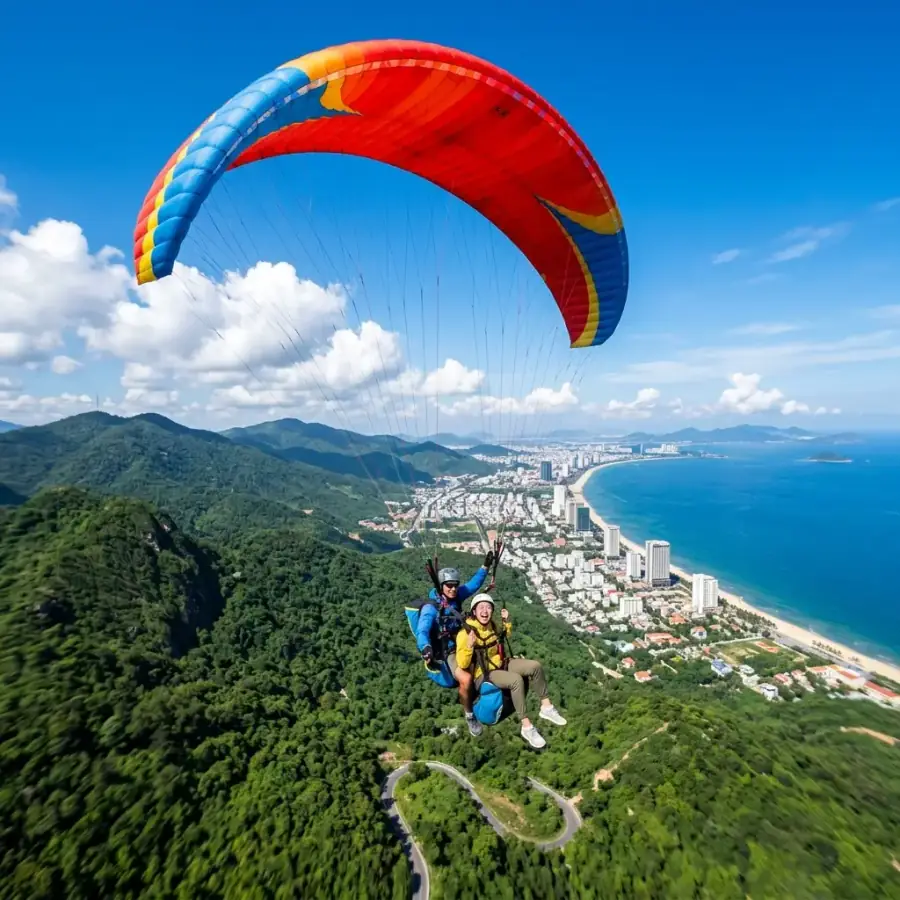 Cánh dù lượn rực rỡ sắc màu bay lượn tự do trên nền trời xanh ngắm trọn vẹn vịnh biển Đà Nẵng