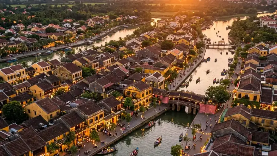 Phố cổ Hội An nhìn từ trên cao lúc hoàng hôn