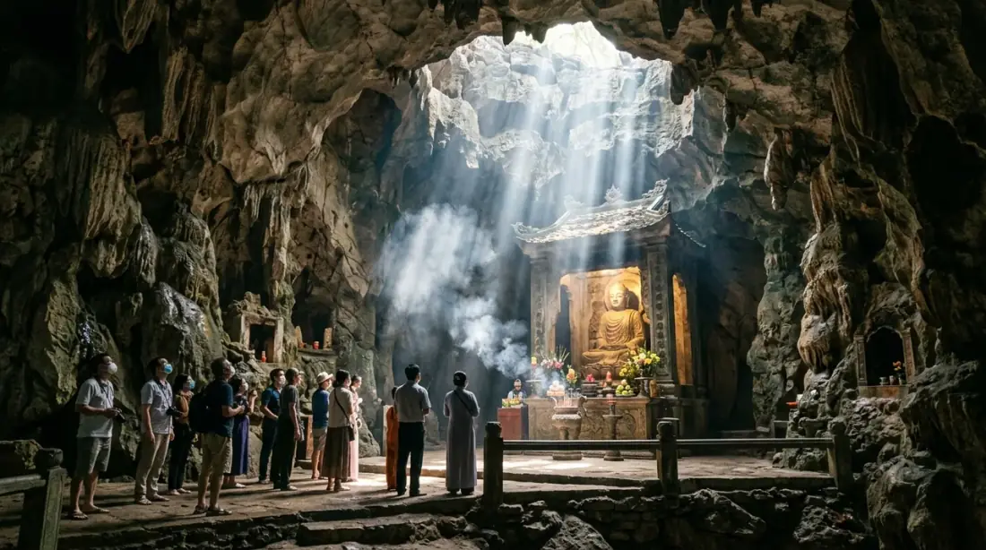 Ánh nắng rọi qua vòm trần linh thiêng Động Huyền Không Ngũ Hành Sơn