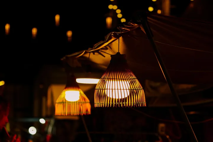 Cẩm Nang Khám Phá Chợ Đêm Nguyễn Hoàng Hội An: Thiên Đường Đèn Lồng Rực Rỡ & Thế Giới Ăn Vặt Ven Sông Hoài