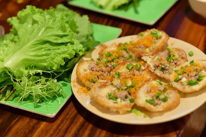Top 4 Quán Bánh Đập Hến Xào Cẩm Nam Hội An: Hến Sông Thu Bồn, Bánh Tráng Giòn Rụm