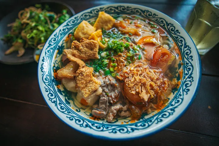 Top 5 Quán Mì Quảng Đà Nẵng Chuẩn Vị Bản Xứ: Mì Gà Quê, Mì Ếch, Bánh Tráng Mè Giòn Tan